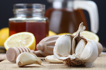 Honey, lemon and garlic as natural medicine