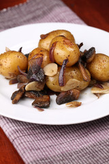 Roasted potatoes with red onion, garlic and mushrooms