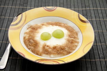 Reisbrei mit Zimt und Trauben