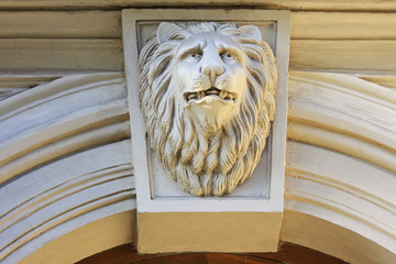 Голова льва - барельеф