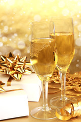 CHampagne glasses with golden gifts