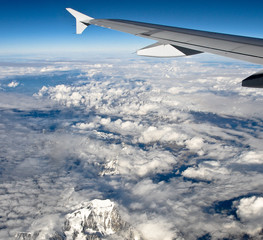 Fototapeta na wymiar Alpy samolot