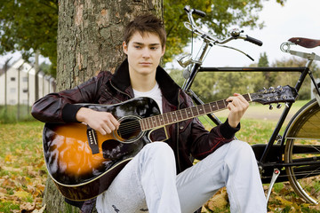 junger Mann spielt Gitarre