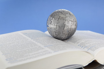 Puzzle Globus auf offenem Buch