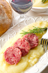 slice sausage with mashed potatoes-pure' di patate con cotechino