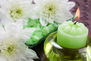 Obraz na płótnie Canvas Aroma candle, bath salt and chrysanthemums for aromatherapy