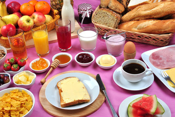 gedeckter Tisch zum Frühstück