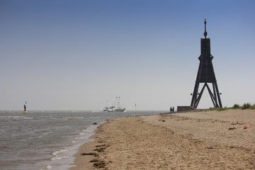 schiff und kugelbake in cuxhaven