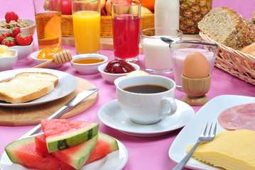 gedeckter Tisch zum Frühstück