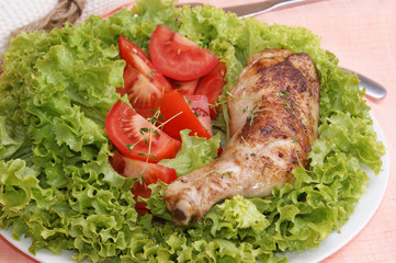 Hähnchenkeule auf einem grünen Salatbett