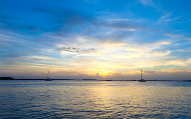 Fototapeta na wymiar Jachty w ocean na zachód słońca