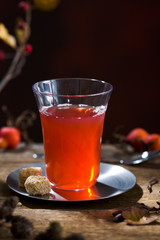 Glas mit Hagebuttentee