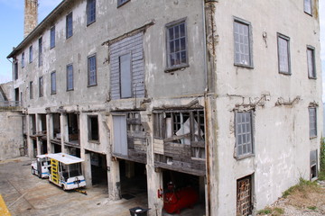 Fototapeta na wymiar Gebäude auf der Gefängnisinsel Alcatraz