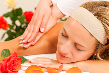 Obraz na płótnie Canvas Woman enjoying wellness back massage