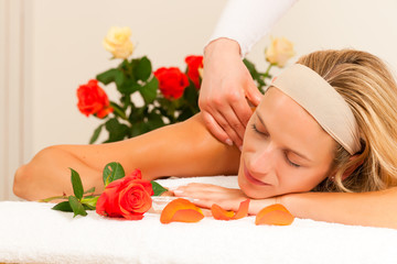Frau erhält eine Wellness Massage