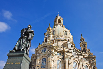 Fototapeta na wymiar Frauenkirche i Luther Monument w Dre¼nie.