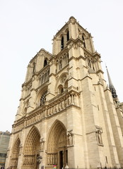 Fototapeta na wymiar fasada Notre Dame, Paryż