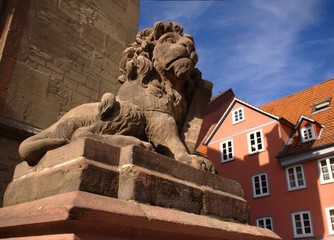 Obraz premium Löwe vor dem Standesamt in Göttingen