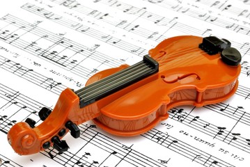 Violino su spartito musicale