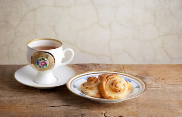 Tee und Süßes Gebäck auf Porzellanteller