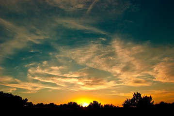 Obraz premium sunset behind a cloud