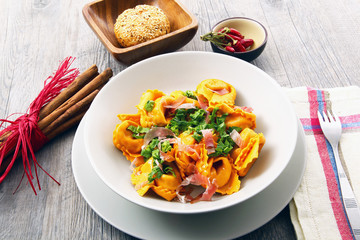 ravioli di zucca con speck e spinaci