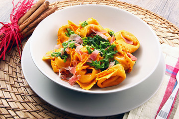 ravioli di zucca con speck e spinaci
