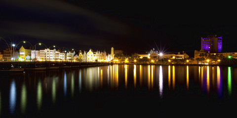 Fototapeta na wymiar Nocne zdjęcie panoramy miasta, Curacao Willemstad
