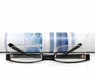 Magazin mit Lesebrille