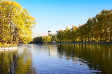 Fototapeta na wymiar Autumn in city park