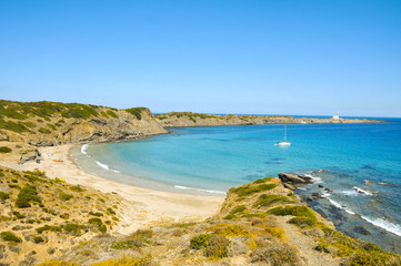 Fototapeta na wymiar zobacz Cala Presili plaży w Menorca, Baleary, Hiszpania