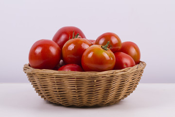 cesta de tomates