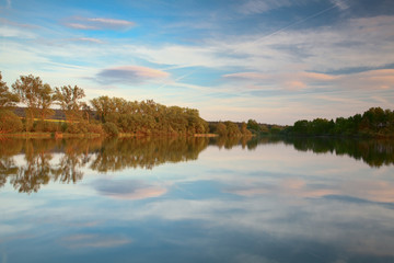Obraz premium Autumn landscape of river and bright trees