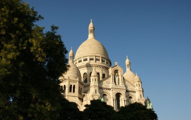Fototapeta na wymiar Clocher du sacré coeur à Montmartre