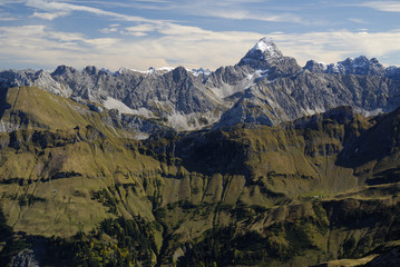 Blick vom Nebelhorngipfel auf den Hochvogel und Allgäuer Alpen