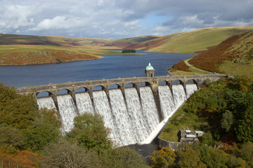 Craig Goch reservoir with water overflowing, Elan Valley, Wales. - obrazy, fototapety, plakaty