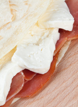 Piadina con prosciutto crudo e formaggio fresco