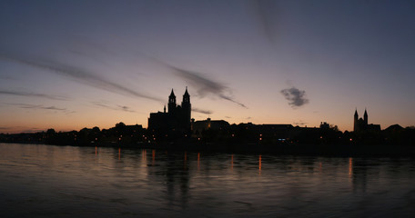 Fototapeta na wymiar Magdeburg Katedra o zachodzie słońca
