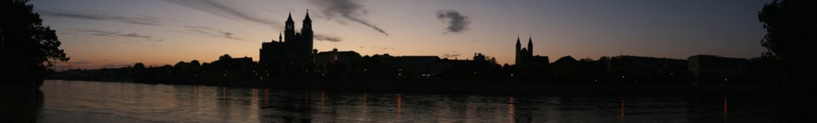 Magdeburger Dom und Elbe bei Sonnenuntergang