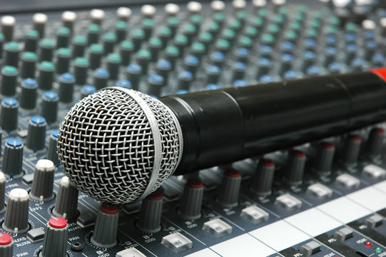 Microphone amplifier for talks