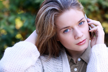 Naklejka premium Beautiful young woman. Outdoor portrait