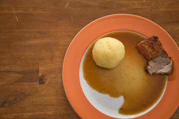 schweinebraten mit kloß
