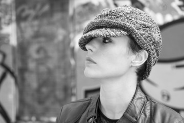 Portrait de profil  d'une jeune femme coiffée d'un bonnet