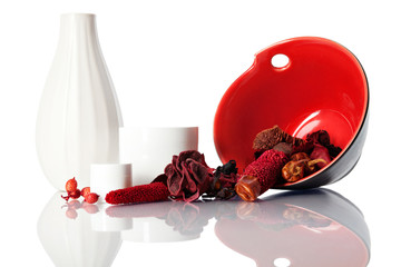 Potpourri in roter Schale mit cremedosen und Vase