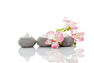 Obraz na płótnie Canvas Trzy kamienne Dekodosen z kwiatami