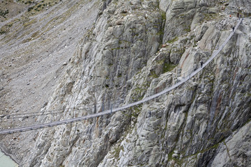 Hängebrücke über einer Schlucht