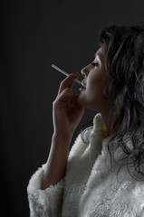 Obraz premium beautiful brunette girl with cigarette in hand