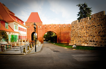 Mury krzyżackie z bramą w Toruniu - obrazy, fototapety, plakaty