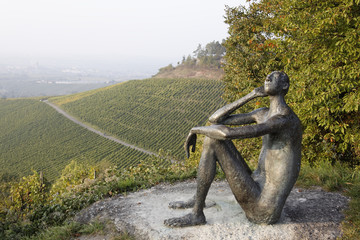 Weinberg mit Skulptur