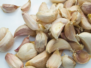 Pieces of raw garlic
